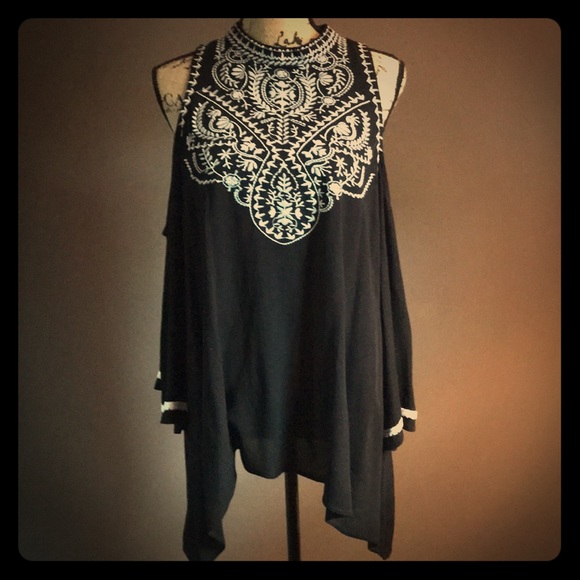 Tops - Asymmetrical cold shoulder top